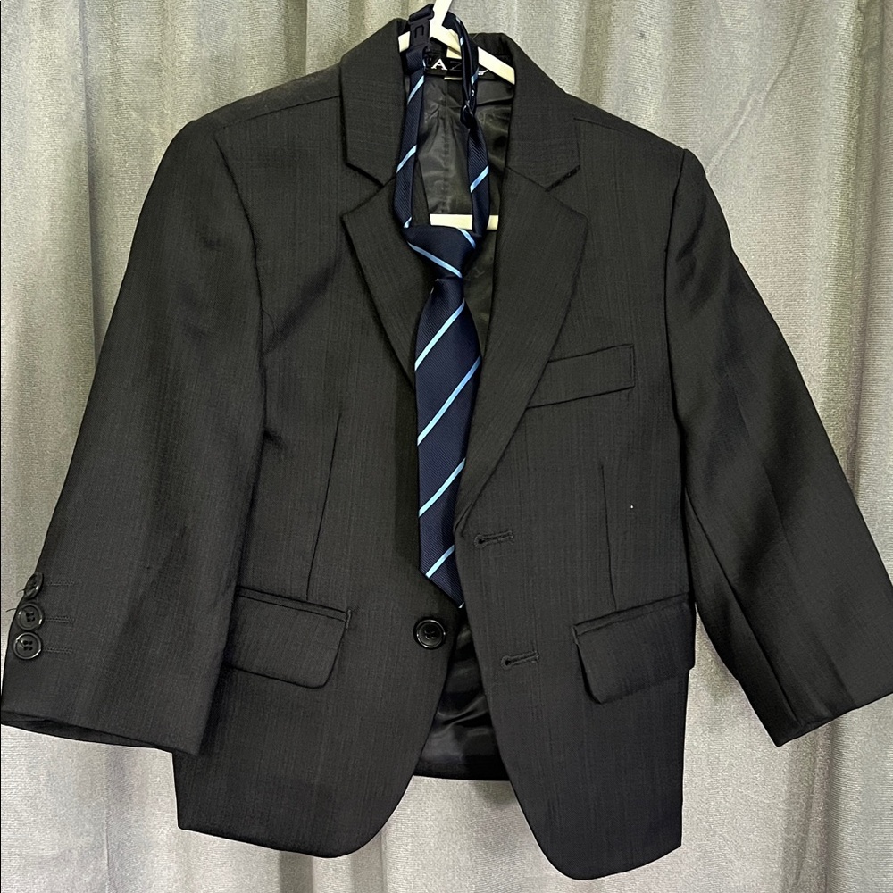 Classic black boys three-piece suit Blazer, vest pants w/ shirt &Navy Stripe Tie
